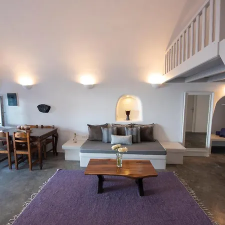 Red Stone Oia (Santorini)