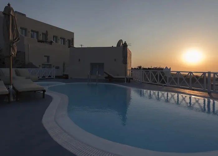 Red Stone Oia (Santorini)