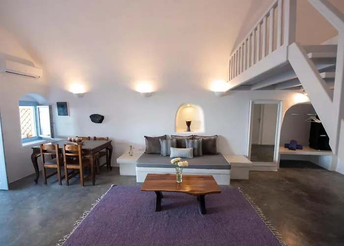 Red Stone Oia (Santorini)